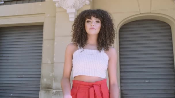 Stylish Curly Woman Posing City Background — Stock Video