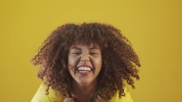 Jovem Brasil Encaracolado Mulher Gestos Posando Fundo Amarelo — Vídeo de Stock