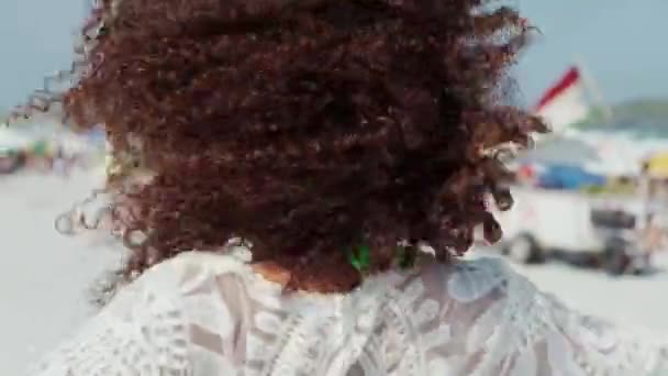 Linda Mujer Rizada Que Divierte Posando Playa — Vídeo de stock