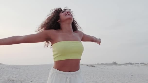 Mulher Encaracolado Bonito Divertindo Posando Praia — Vídeo de Stock