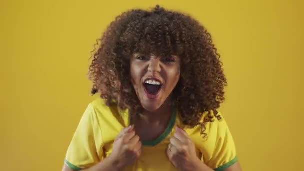 Młoda Brazylijska Kręcona Kobieta Gestykulująca Pozująca Żółtym Tle — Wideo stockowe