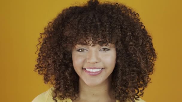 Joven Brasileña Rizada Haciendo Gestos Posando Sobre Fondo Amarillo — Vídeos de Stock