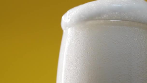 Derramando Cerveja Gelada Com Espuma Macia Vidro — Vídeo de Stock