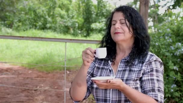 Portret Van Lachende Brunette Vrouw Met Krullend Haar Drinken Koffie — Stockvideo