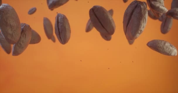 Koffiebonen Vallen Neer Oranje Achtergrond — Stockvideo