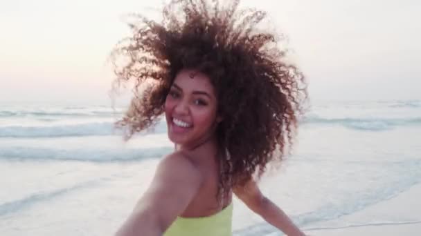 可爱的卷曲的女人在海滩上摆姿势很开心 — 图库视频影像