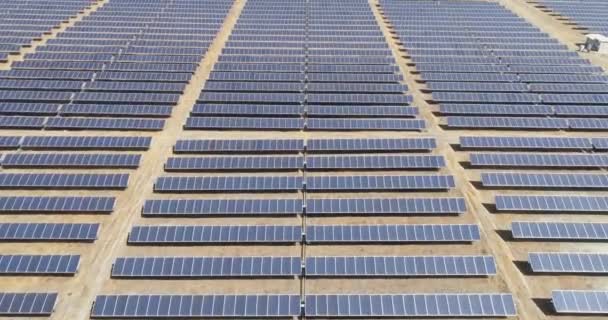 Güneş Panellerinin Hava Görüntüsü Eko Enerji — Stok video