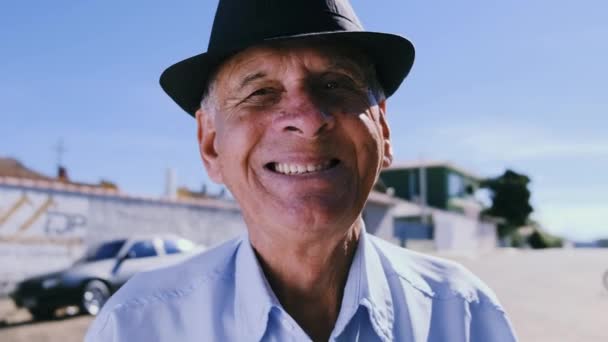 Detailní Portrét Usměvavého Starého Muže Klobouku — Stock video