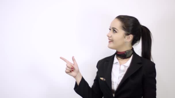 Χαριτωμένη Αεροσυνοδός Κομψό Κοστούμι Gesturing Θέτουν Απομονώνονται Λευκό Φόντο — Αρχείο Βίντεο
