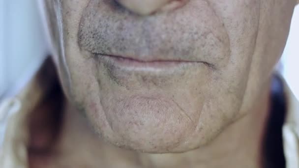 Закрытый Вид Зрелого Мужчины Курящего Рукоделие — стоковое видео