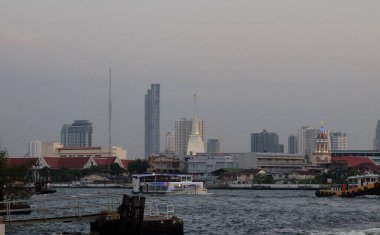 Bangkok, Tayland, 25 Aralık 2018. Akşamları nehir rıhtımından şehrin gökdelenlerinin manzarası..
