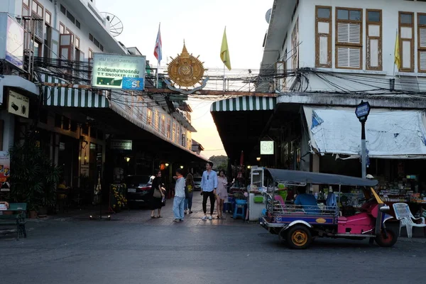2018年12月25日 泰国曼谷 几个年轻人傍晚在一座亚洲城市的街道上漫步 一辆色彩艳丽的人力车停在一家小商店附近 — 图库照片