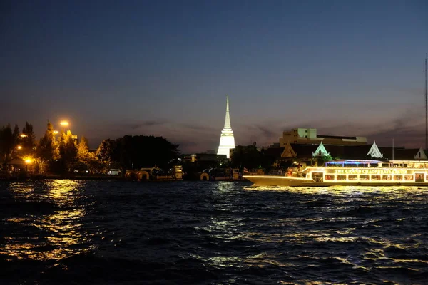 Bangkok Tailândia Dezembro 2018 Navio Decorado Com Guirlandas Luminosas Flutua — Fotografia de Stock