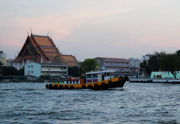 Bangkok Thajsko Prosince2018 Malá Loďka Plave Řece Chao Phraya Večerních — Stock fotografie