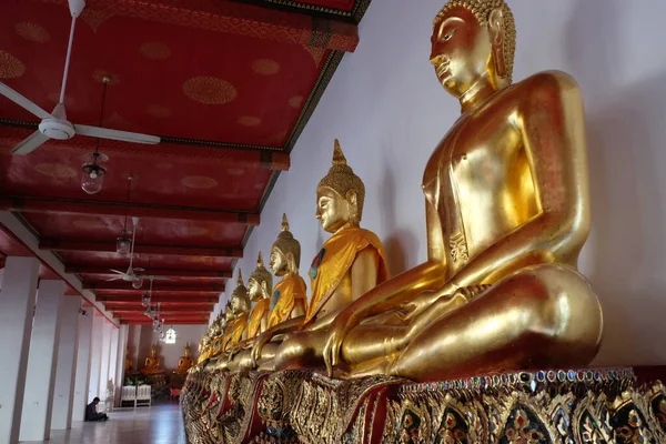 Bangkok Tailândia Dezembro 2018 Uma Série Estátuas Buda Douradas Exibição — Fotografia de Stock