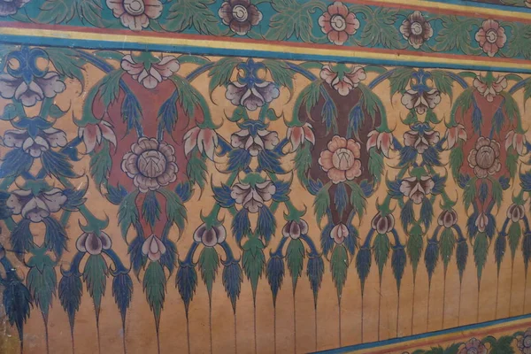 Eski bir Budist tapınağının duvarında çiçek deseni var..