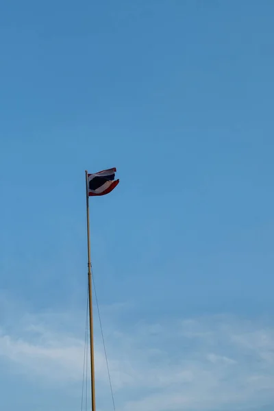 Bandera Tailandia Ondea Sobre Asta Bandera Contra Cielo Azul — Foto de Stock