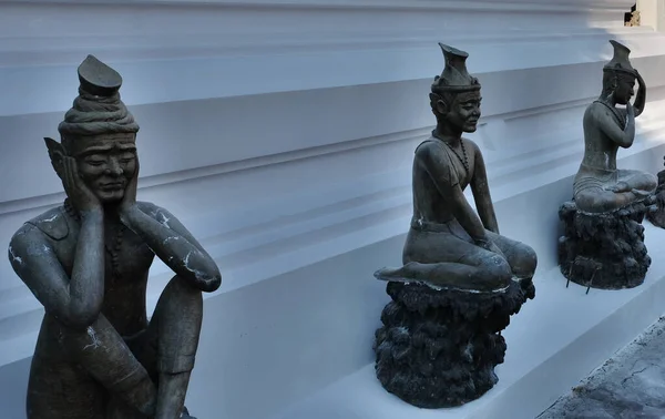 Esculturas Que Retratam Homens Várias Poses Colocadas Templo Budista — Fotografia de Stock