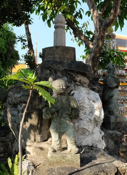 Кам Яна Скульптура Маленької Азіатської Дівчинки Прикрашає Сад Буддійського Храму — стокове фото