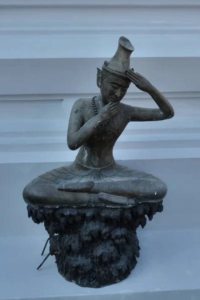 Starożytna Metalowa Rzeźba Przedstawiająca Mężczyznę Siedzącego Pozycji Lotosu Postawa Myśliciela — Zdjęcie stockowe