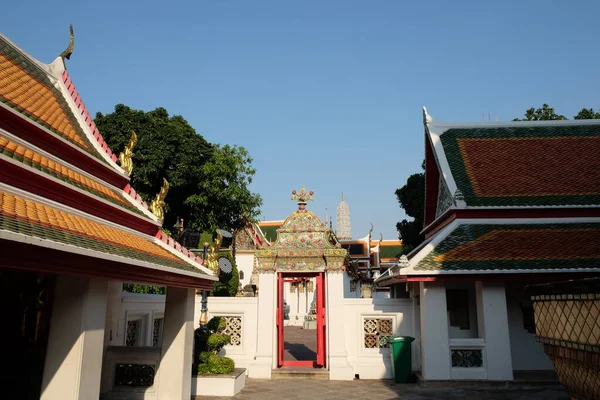 Odpoledne Nádvoří Buddhistického Kláštera Náboženské Stavby Jihovýchodní Asie — Stock fotografie