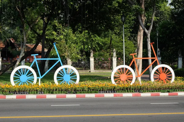 Des Vélos Multicolores Décoratifs Ornent Rue Bangkok — Photo