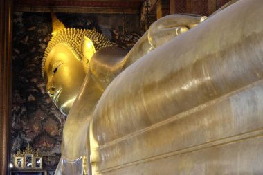 Bangkok 'taki bir tapınakta uzanan dünyanın en büyük Buda heykeli..