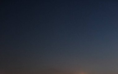 Gökyüzü alacakaranlıkta arka plan olarak. Gökyüzü mavinin farklı tonlarında boyanmış..