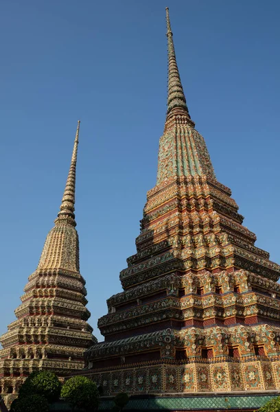 Torres Antigo Mosteiro Budista Estão Decoradas Com Padrões Coloridos — Fotografia de Stock