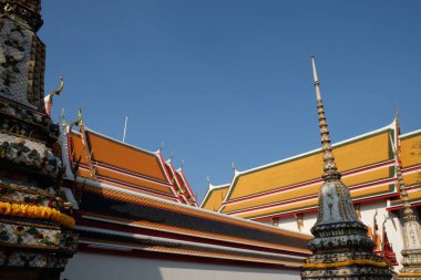 Budist tapınağının güzel çatıları. Güneydoğu Asya 'nın mimari sanatı.