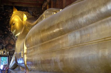 Bangkok 'taki bir tapınakta uzanan dünyanın en büyük Buda heykeli..