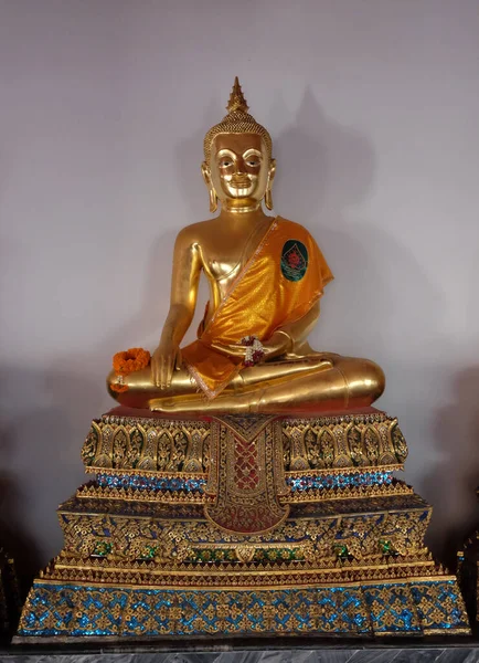 Позолоченная Статуя Будды Сидит Позе Лотоса Статуя Буддийского Монастыря — стоковое фото