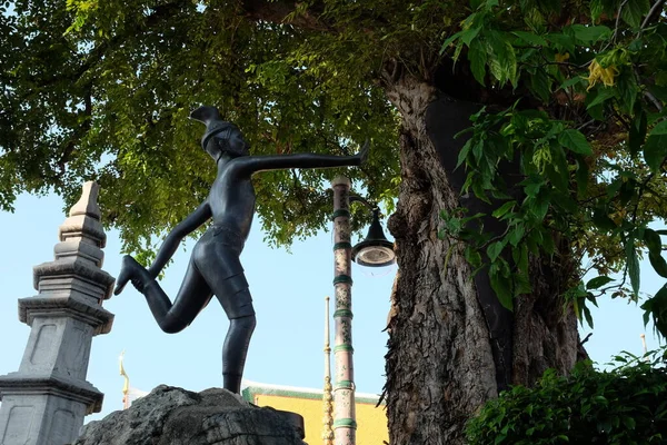 Metalowa Rzeźba Parku Przedstawiająca Mężczyznę Uprawiającego Jogę — Zdjęcie stockowe