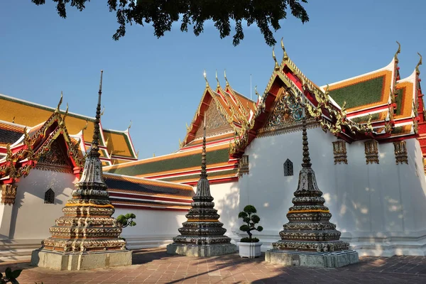 Pátio Mosteiro Budista Tarde Edifícios Religiosos Sudeste Asiático — Fotografia de Stock