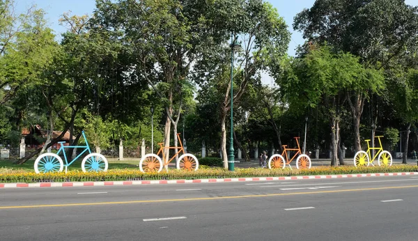 Διακοσμητικά Πολύχρωμα Ποδήλατα Κοσμούν Δρόμο Της Μπανγκόκ — Φωτογραφία Αρχείου