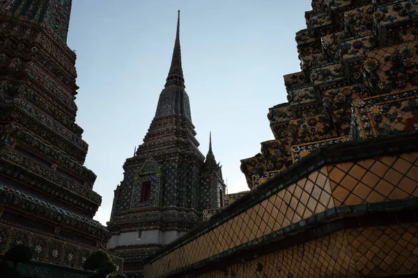 Věže Starověkého Buddhistického Kláštera Jsou Zdobeny Barevnými Vzory — Stock fotografie