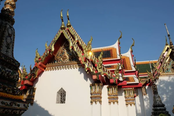 佛寺漂亮的屋顶 东南亚的建筑艺术 — 图库照片