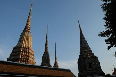Tapınak kompleksi Wat Pra 'nın örümcekleri akşam mavi gökyüzünde yükselirler..