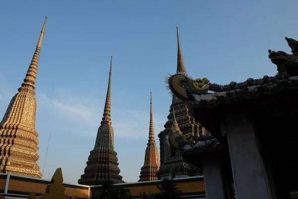 Tapınak Kompleksi Wat Pra Nın Örümcekleri Akşam Mavi Gökyüzünde Yükselirler — Stok fotoğraf
