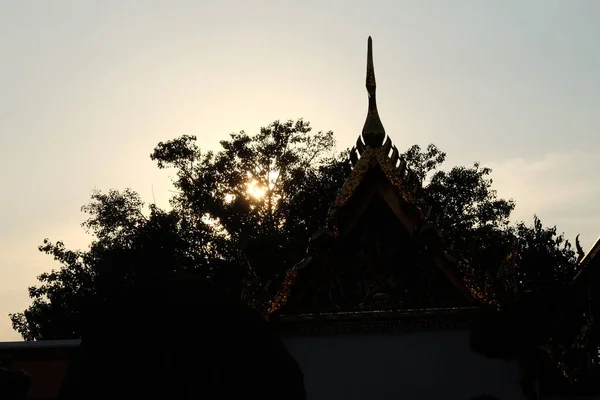 Die Sonne Geht Hinter Dem Dach Eines Kleinen Buddhistischen Heiligtums — Stockfoto