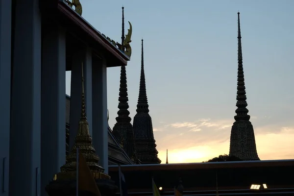 Espigadores Templo Budista Atardecer Arte Arquitectónico Religioso Del Sudeste Asiático —  Fotos de Stock
