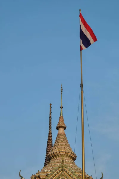Bandeira Tailândia Flaps Mastro Bandeira Acima Templo — Fotografia de Stock