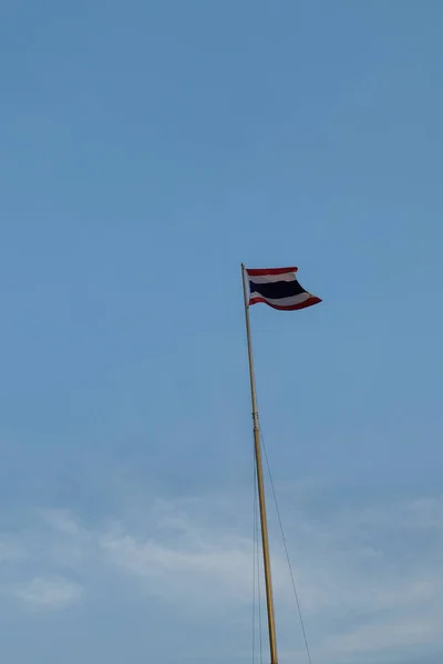 Bandera Tailandia Ondea Sobre Asta Bandera Contra Cielo Azul — Foto de Stock