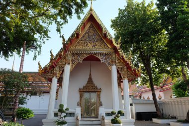 Lüks bir çatısı olan küçük bir Budist tapınağı..