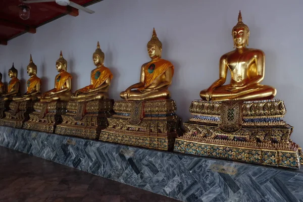 Estátuas Douradas Buda Sentadas Posição Lótus Estátuas Mosteiro Budista — Fotografia de Stock