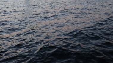Arka plan olarak su yüzeyindeki dalgalanmalar.