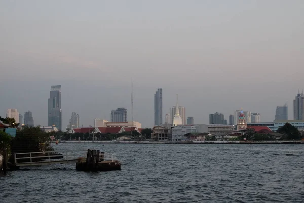 Chao Phraya Folyó Rakpart River Ferry Móló Bangkok Felhőkarcolói — Stock Fotó