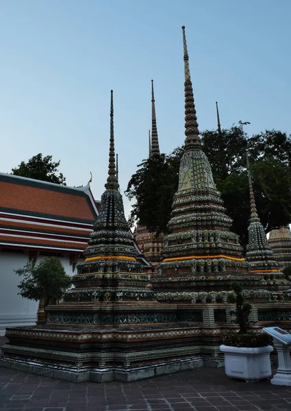 Spille Dipinte Con Motivi Nel Cortile Del Monastero Wat Pho — Foto Stock
