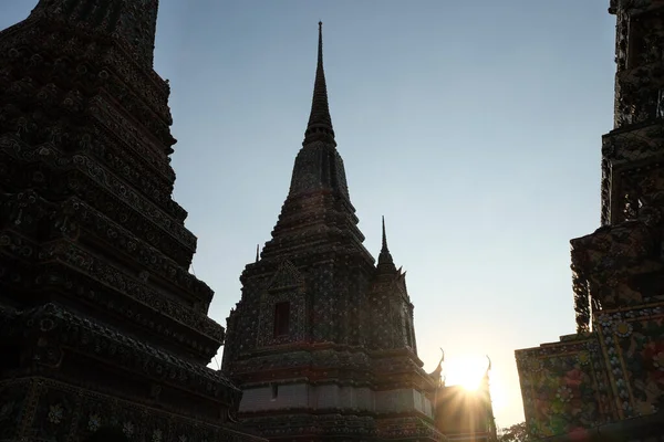 Soleil Couche Derrière Les Tours Complexe Temple Wat Phra Thaïlande — Photo