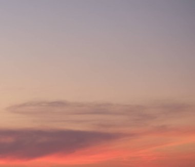 Arkaplan olarak gün batımından sonraki renkli gökyüzü. Gökyüzü renkleri pembenin farklı tonlarıdır..